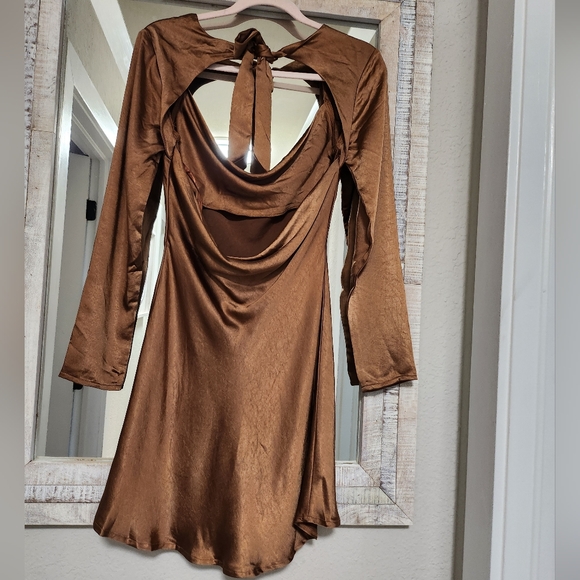 Selfie LeslieChamps Elysees Long Sleeve Open Back Mini Dress Chocolate Small - Picture 4 of 9